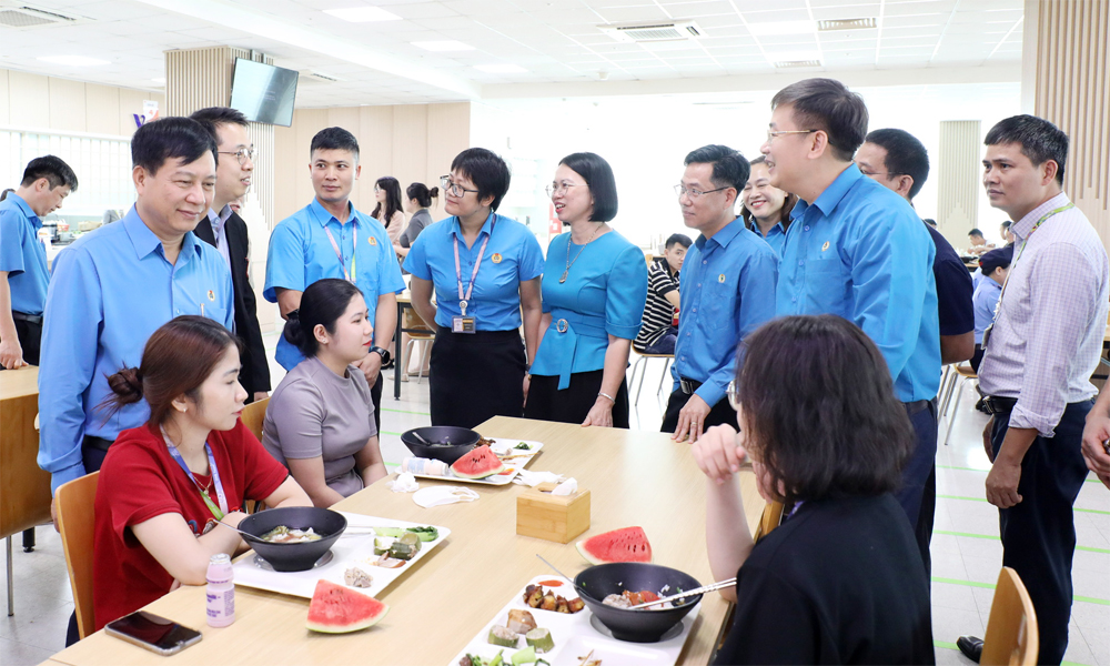 Đồng ch&iacute; Vũ Anh Đức v&agrave; l&atilde;nh đạo Li&ecirc;n đo&agrave;n Lao động tỉnh thăm hỏi, tr&ograve; chuyện c&ugrave;ng đo&agrave;n vi&ecirc;n tại giờ ăn trưa.