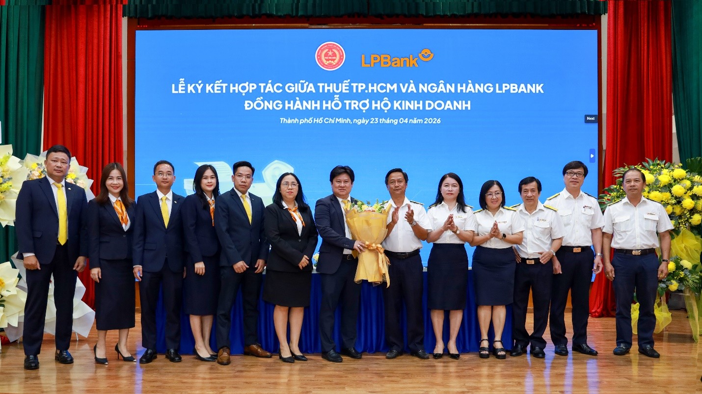 Tập thể LPBank v&agrave; tập thể Thuế TP.HCM chụp ảnh lưu niệm tại lễ k&yacute; kết hợp t&aacute;c