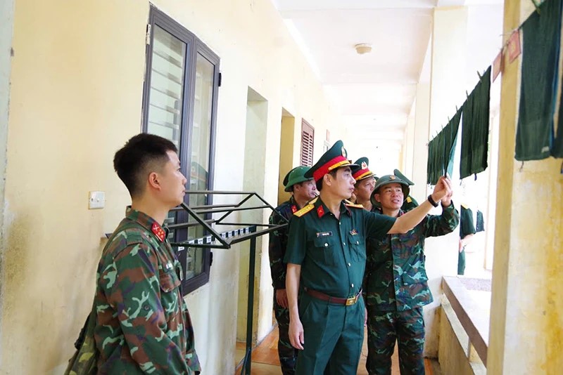 Tại buổi kiểm tra, đồng ch&iacute; Đại t&aacute; Đinh Bạt Văn đ&atilde; trực tiếp theo d&otilde;i nội dung huấn luyện của chiến sĩ mới