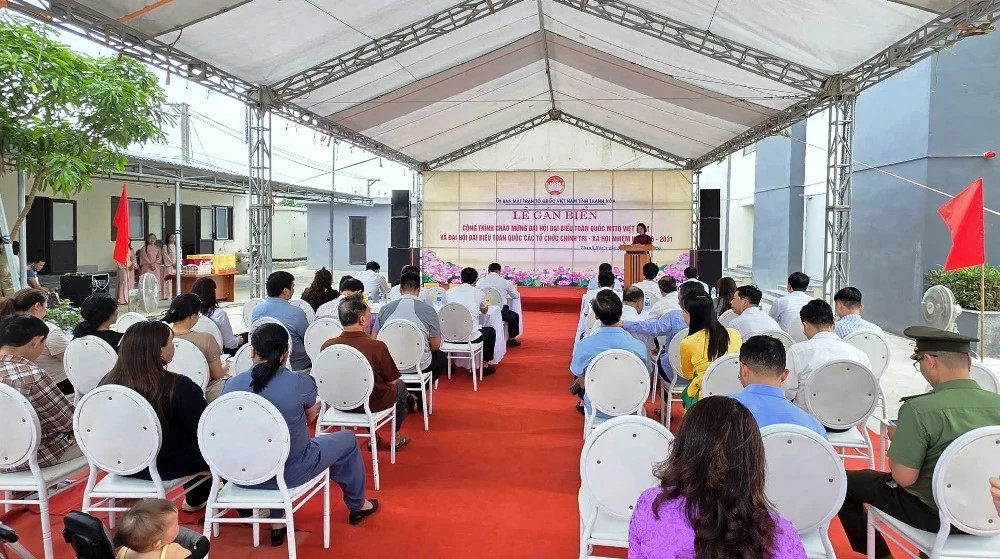 Quang cảnh lễ gắn biển c&ocirc;ng tr&igrave;nh ch&agrave;o mừng Đại hội đại biểu to&agrave;n quốc MTTQ Việt Nam v&agrave; Đại hội đại biểu to&agrave;n quốc c&aacute;c tổ chức ch&iacute;nh trị - x&atilde; hội, nhiệm kỳ 2026-2031 đối với Dự &aacute;n Nh&agrave; ở x&atilde; hội Quảng Th&agrave;nh - Hợp Lực.