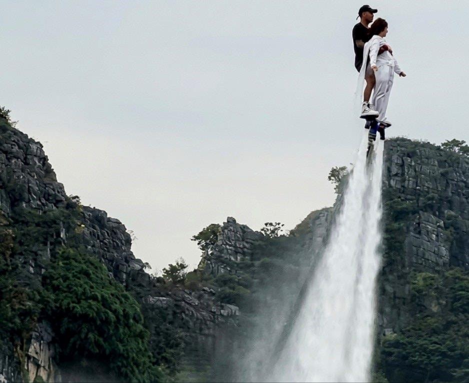 Một trong những m&agrave;n biểu diễn flyboard tại Hồ N&uacute;i Lớ, phường Hoa Lư, tỉnh Ninh B&igrave;nh.
