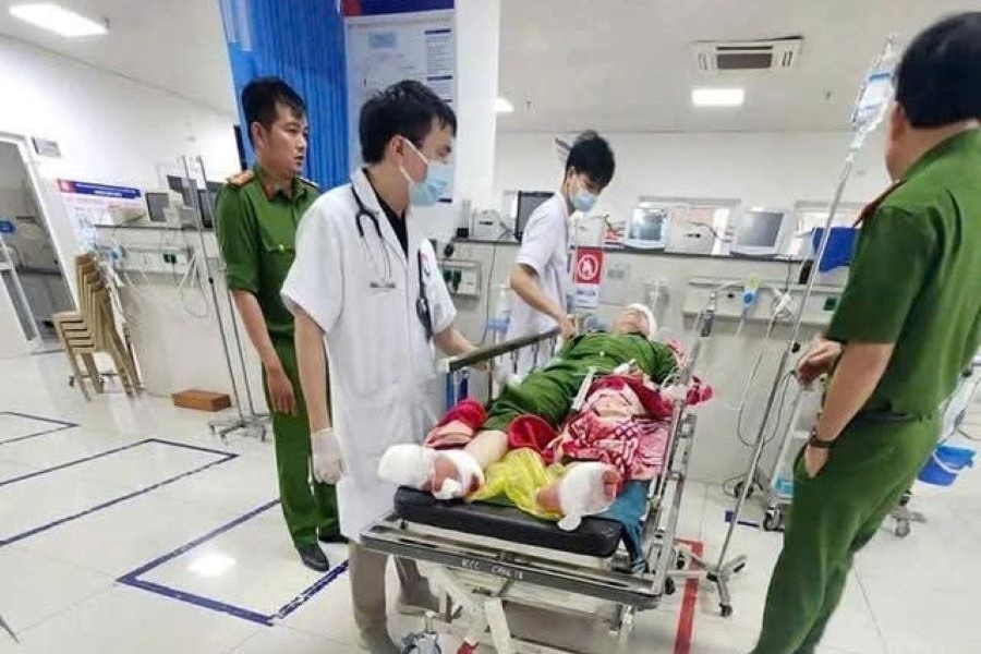 Đại &uacute;y Ho&agrave;ng bị trọng thương được đưa đi cấp cứu v&agrave; điều trị tại bệnh viện