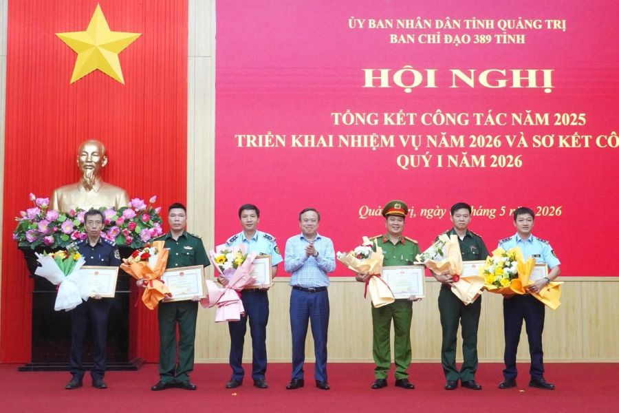 Ph&oacute; Chủ tịch UBND tỉnh L&ecirc; Đức Tiến trao Bằng Khen của Chủ tịch UBND tỉnh cho c&aacute;c tập thể, c&aacute; nh&acirc;n