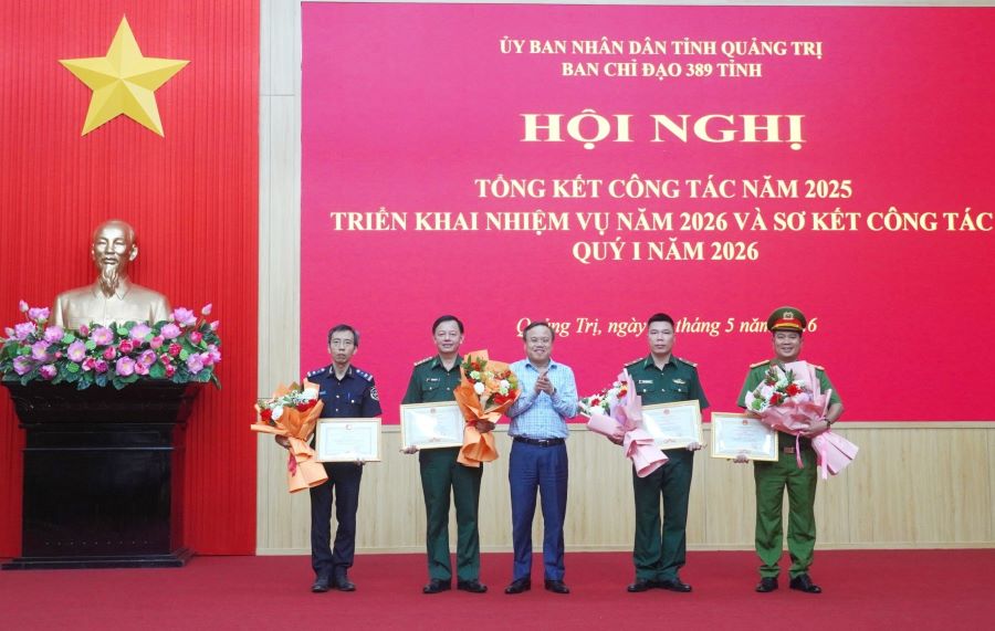 Ph&oacute; Chủ tịch UBND tỉnh L&ecirc; Đức Tiến trao Bằng khen của Trưởng Ban Chỉ đạo 389 quốc gia cho c&aacute;c tập thể, c&aacute; nh&acirc;n