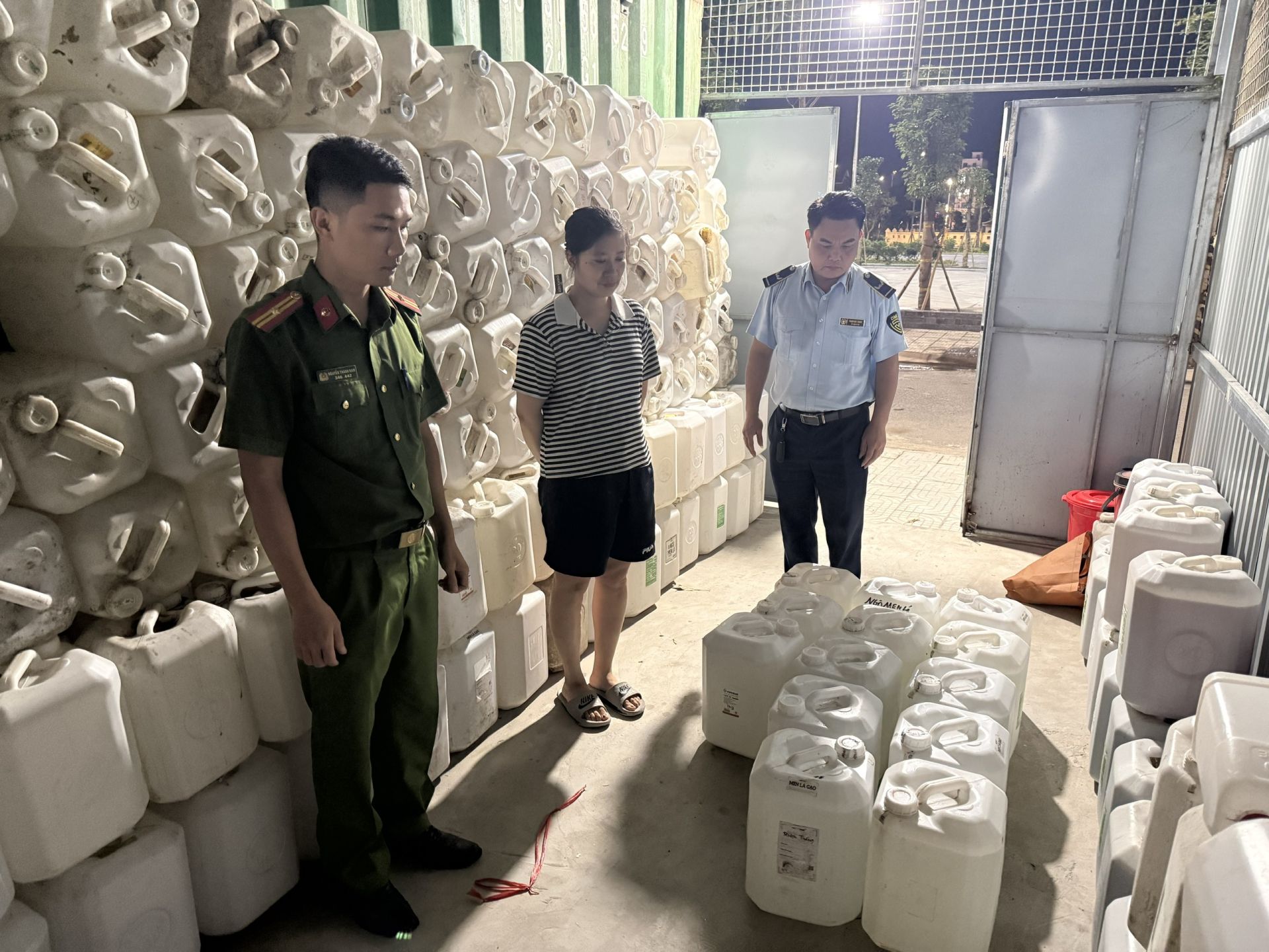 Xử phạt cơ sở kinh doanh 400 lít rượu không rõ nguồn gốc