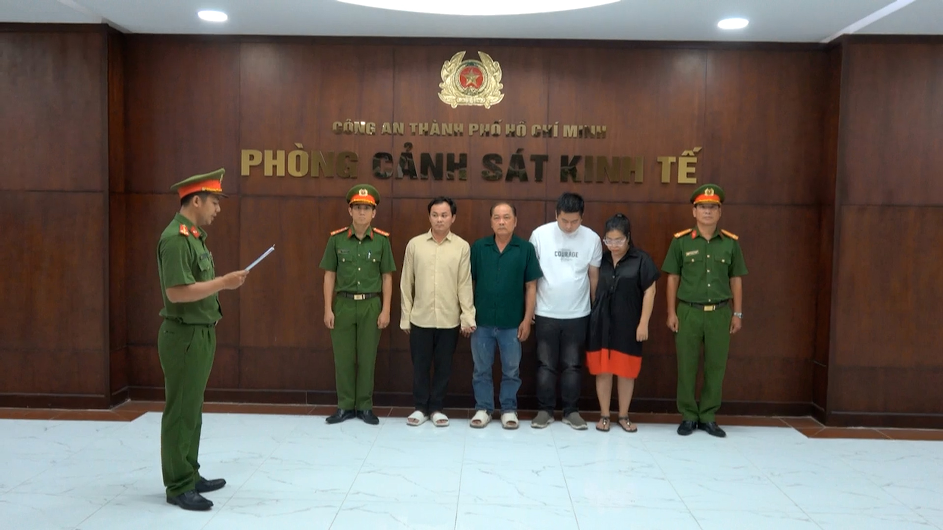 Công an TP. HCM triệt phá đường dây làm giấm giả từ hóa chất độc hại