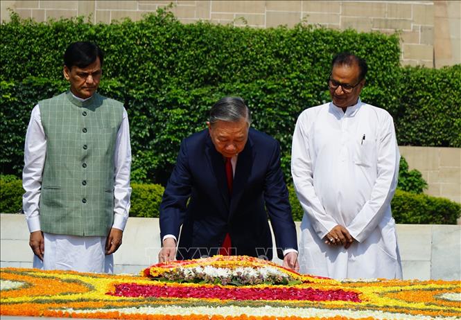 Tổng Bí thư, Chủ tịch nước Tô Lâm đặt vòng hoa tại Khu tưởng niệm Mahatma Gandhi. Ảnh: Ngọc Thúy/PV TTXVN tại Ấn Độ Tổng Bí thư, Chủ tịch nước Tô Lâm đặt vòng hoa tại Khu tưởng niệm Mahatma Gandhi. Ảnh: Ngọc Thúy/PV TTXVN tại Ấn Độ