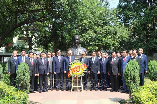 Tổng Bí thư, Chủ tịch nước Tô Lâm và Đoàn đại biểu cấp cao Việt Nam đến đặt vòng hoa tưởng niệm tại Tượng Chủ tịch Hồ Chí Minh, trong Công viên G20 ở thủ đô New Delhi. Ảnh: Ngọc Thúy/PV TTXVN tại Ấn Độ Tổng Bí thư, Chủ tịch nước Tô Lâm và Đoàn đại biểu cấp cao Việt Nam đến đặt vòng hoa tưởng niệm tại Tượng Chủ tịch Hồ Chí Minh, trong Công viên G20 ở thủ đô New Delhi. Ảnh: Ngọc Thúy/PV TTXVN tại Ấn Độ