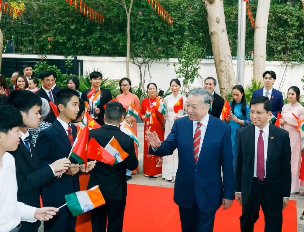 Tổng B&iacute; thư, Chủ tịch nước T&ocirc; L&acirc;m gặp gỡ c&aacute;n bộ, nh&acirc;n vi&ecirc;n Đại sứ qu&aacute;n v&agrave; cộng đồng người Việt Nam tại Ấn Độ. (Ảnh: Thống Nhất/TTXVN)