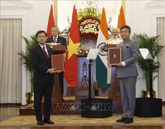 Tổng Bí thư, Chủ tịch nước Tô Lâm và Thủ tướng Cộng hòa Ấn Độ Narendra Modi chứng kiến lễ trao các văn kiện hợp tác giữa 2 nước. Ảnh: Thống Nhất/TTXVN Tổng Bí thư, Chủ tịch nước Tô Lâm và Thủ tướng Cộng hòa Ấn Độ Narendra Modi chứng kiến lễ trao các văn kiện hợp tác giữa 2 nước. Ảnh: Thống Nhất/TTXVN