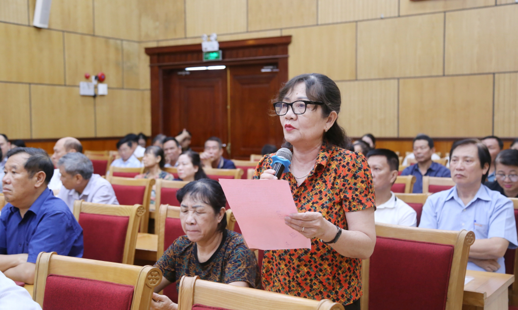 Cử tri phường Cẩm Phả ph&aacute;t biểu tại hội nghị