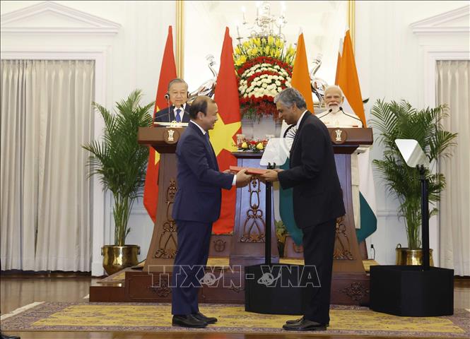 Tổng Bí thư, Chủ tịch nước Tô Lâm và Thủ tướng Cộng hòa Ấn Độ Narendra Modi chứng kiến lễ trao các văn kiện hợp tác giữa 2 nước. Ảnh: Thống Nhất/TTXVN Tổng Bí thư, Chủ tịch nước Tô Lâm và Thủ tướng Cộng hòa Ấn Độ Narendra Modi chứng kiến lễ trao các văn kiện hợp tác giữa 2 nước. Ảnh: Thống Nhất/TTXVN