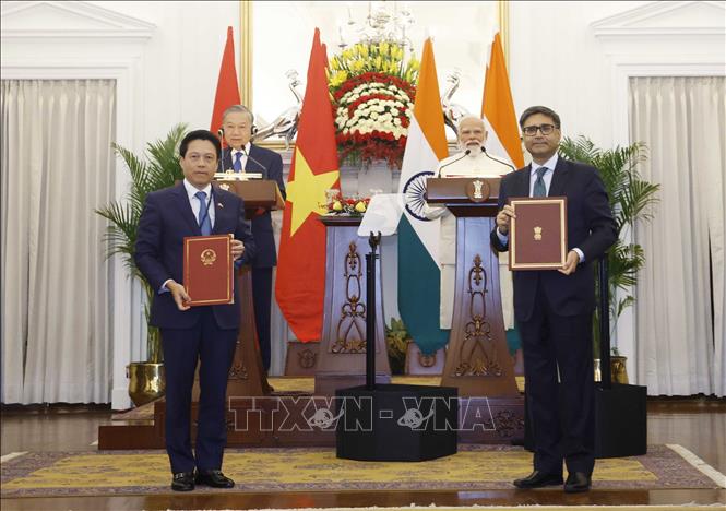 Tổng Bí thư, Chủ tịch nước Tô Lâm và Thủ tướng Cộng hòa Ấn Độ Narendra Modi chứng kiến lễ trao các văn kiện hợp tác giữa 2 nước. Ảnh: Thống Nhất/TTXVN Tổng Bí thư, Chủ tịch nước Tô Lâm và Thủ tướng Cộng hòa Ấn Độ Narendra Modi chứng kiến lễ trao các văn kiện hợp tác giữa 2 nước. Ảnh: Thống Nhất/TTXVN