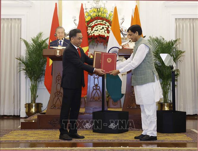 Tổng Bí thư, Chủ tịch nước Tô Lâm và Thủ tướng Cộng hòa Ấn Độ Narendra Modi chứng kiến lễ trao các văn kiện hợp tác giữa 2 nước. Ảnh: Thống Nhất/TTXVN Tổng Bí thư, Chủ tịch nước Tô Lâm và Thủ tướng Cộng hòa Ấn Độ Narendra Modi chứng kiến lễ trao các văn kiện hợp tác giữa 2 nước. Ảnh: Thống Nhất/TTXVN