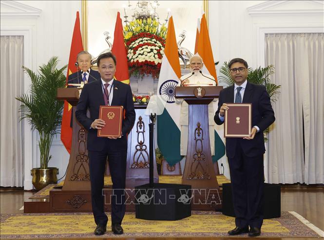Tổng Bí thư, Chủ tịch nước Tô Lâm và Thủ tướng Cộng hòa Ấn Độ Narendra Modi chứng kiến lễ trao các văn kiện hợp tác giữa 2 nước. Ảnh: Thống Nhất/TTXVN Tổng Bí thư, Chủ tịch nước Tô Lâm và Thủ tướng Cộng hòa Ấn Độ Narendra Modi chứng kiến lễ trao các văn kiện hợp tác giữa 2 nước. Ảnh: Thống Nhất/TTXVN