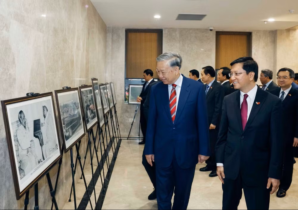 Tổng B&iacute; thư, Chủ tịch nước T&ocirc; L&acirc;m xem trưng b&agrave;y một số h&igrave;nh ảnh ti&ecirc;u biểu về quan hệ Việt Nam-Ấn Độ. (Ảnh: TTXVN)