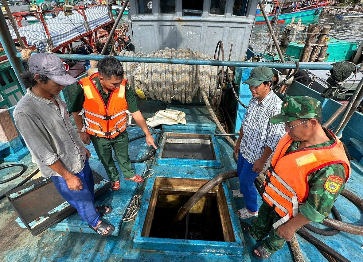 Cà Mau: Phát hiện tàu cá vận chuyển hơn 30.000 lít dầu không rõ nguồn gốc trên biển