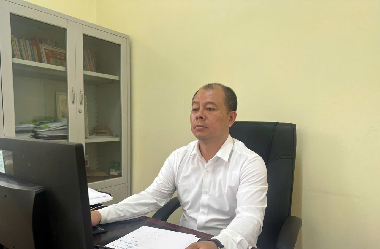 &Ocirc;ng Nguyễn Anh Quyền &ndash; Ph&oacute; Gi&aacute;m đốc phụ tr&aacute;ch Trung t&acirc;m Dịch vụ tổng hợp phường Nam Cường, tỉnh L&agrave;o Cai trao đổi về c&ocirc;ng t&aacute;c chuẩn bị cho Giải Việt d&atilde; mở rộng năm 2026.