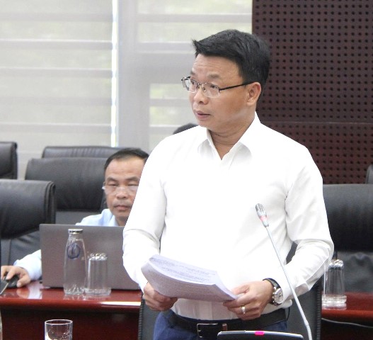 Ông Lê Thành Hưng, Giám đốc Ban Quản lý dự án đầu tư xây dựng cơ sở hạ tầng ưu tiên thành phố Đà Nẵng báo cáo tại buổi làm việc. Ông Lê Thành Hưng, Giám đốc Ban Quản lý dự án đầu tư xây dựng cơ sở hạ tầng ưu tiên thành phố Đà Nẵng báo cáo tại buổi làm việc.