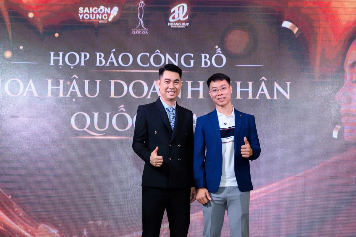Tổng Gi&aacute;m đốc TNQ - CULTURE lịch l&atilde;m trong trang phục vest xanh tại sự kiện họp b&aacute;o.