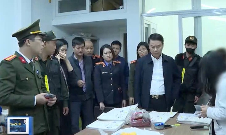 Lực lượng chức năng khám xét nơi làm việc của các đối tượng Lực lượng chức năng khám xét nơi làm việc của các đối tượng
