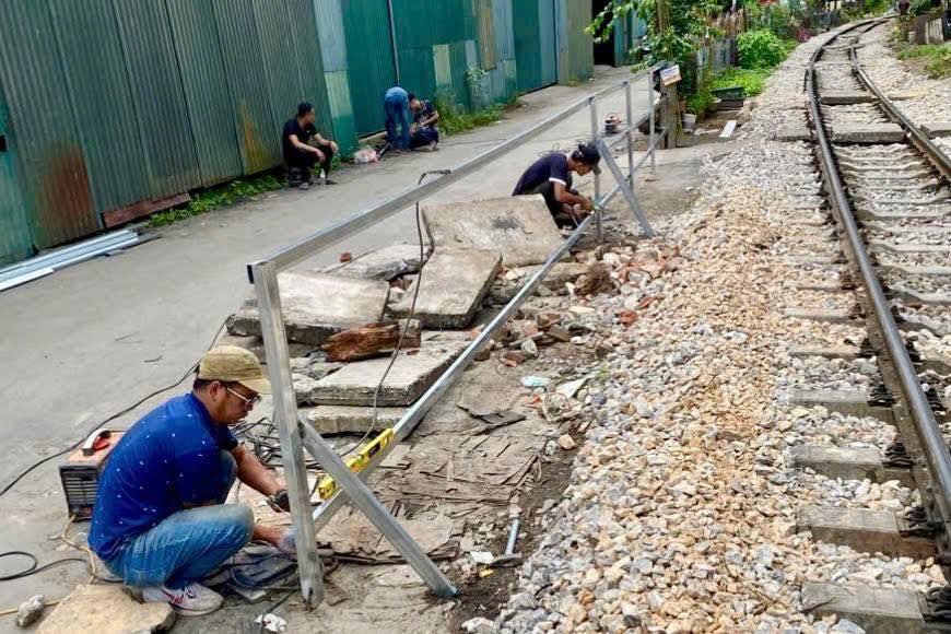 C&ocirc;ng nh&acirc;n thi c&ocirc;ng dựng h&agrave;ng r&agrave;o ki&ecirc;n cố dọc tuyến đường sắt để ngăn t&igrave;nh trạng người d&acirc;n tự &yacute; mở lối đi d&acirc;n sinh.