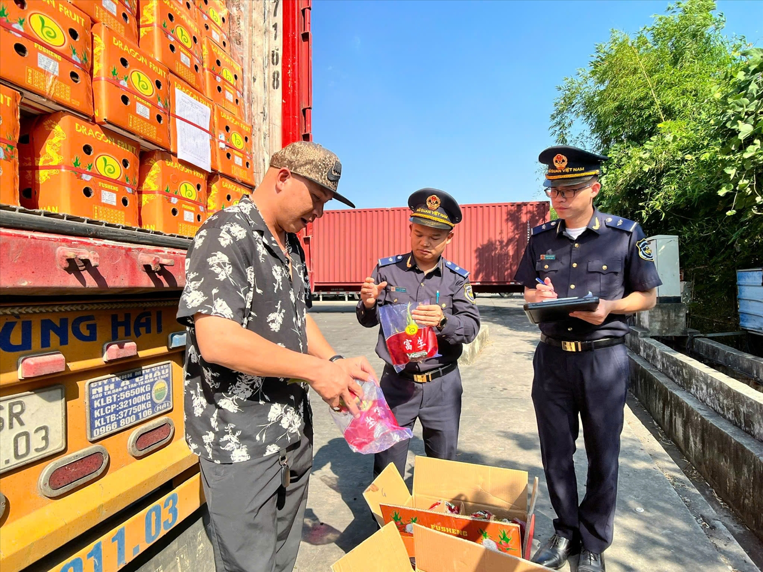 C&ocirc;ng chức Hải quan cửa khẩu Hữu Nghị (Chi cục Hải quan khi vực VI) kiểm tra h&agrave;ng h&oacute;a xuất nhập khẩu. Ảnh: VK