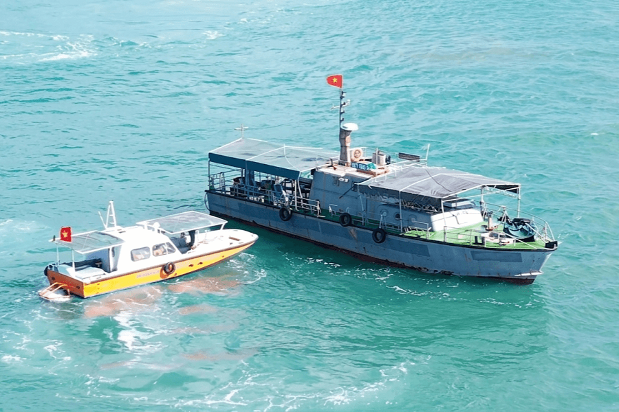 Các lực lượng chia thành nhiều mũi xử lý, tổ chức tiếp cận tàu cháy Các lực lượng chia thành nhiều mũi xử lý, tổ chức tiếp cận tàu cháy