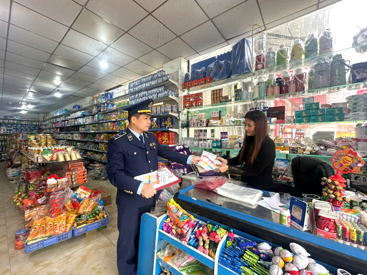 Lực lượng Quản l&yacute; thị trường Cao Bằng đẩy mạnh tuy&ecirc;n truyền đến c&aacute;c cơ sở kinh doanh tr&ecirc;n địa b&agrave;n