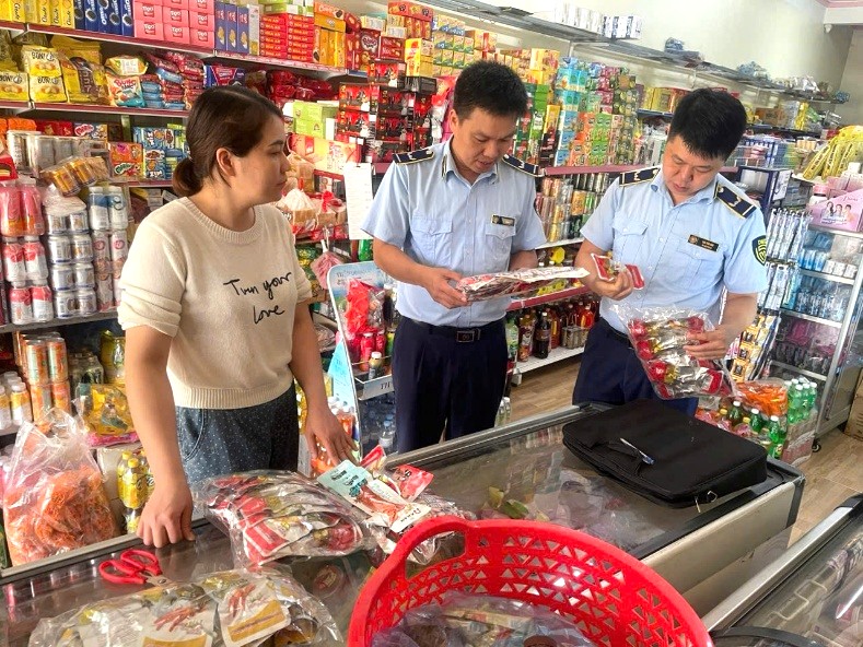 C&ocirc;ng chức Đội QLTT số 5 kiểm tra tại cơ sở