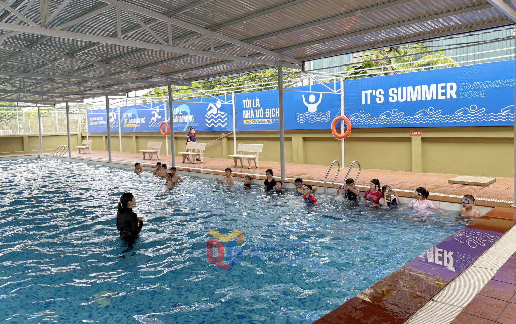 Lớp học bơi tại Trường Tiểu học, THCS và THPT Đoàn Thị Điểm Hạ Long Lớp học bơi tại Trường Tiểu học, THCS và THPT Đoàn Thị Điểm Hạ Long
