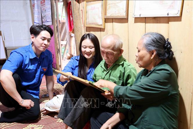 &Ocirc;ng L&ograve; Văn Hếnh ở bản N&agrave; Hường, x&atilde; T&agrave; Hộc, tỉnh Sơn La (96 tuổi), cựu thanh ni&ecirc;n xung phong, giai đoạn 1952-1954 tại Ng&atilde; ba C&ograve; N&ograve;i &ocirc;n lại kỷ niệm một thời tham gia chiến đấu.