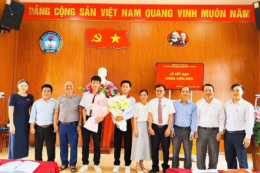 Lễ kết nạp đảng vi&ecirc;n mới cho 2 quần ch&uacute;ng ưu t&uacute; l&agrave; em Nguyễn Văn Xu&acirc;n Huy v&agrave; em V&otilde; Nguyễn Trường Th&agrave;nh, học sinh lớp 12A1, năm học 2025 &ndash; 2026. Ảnh: