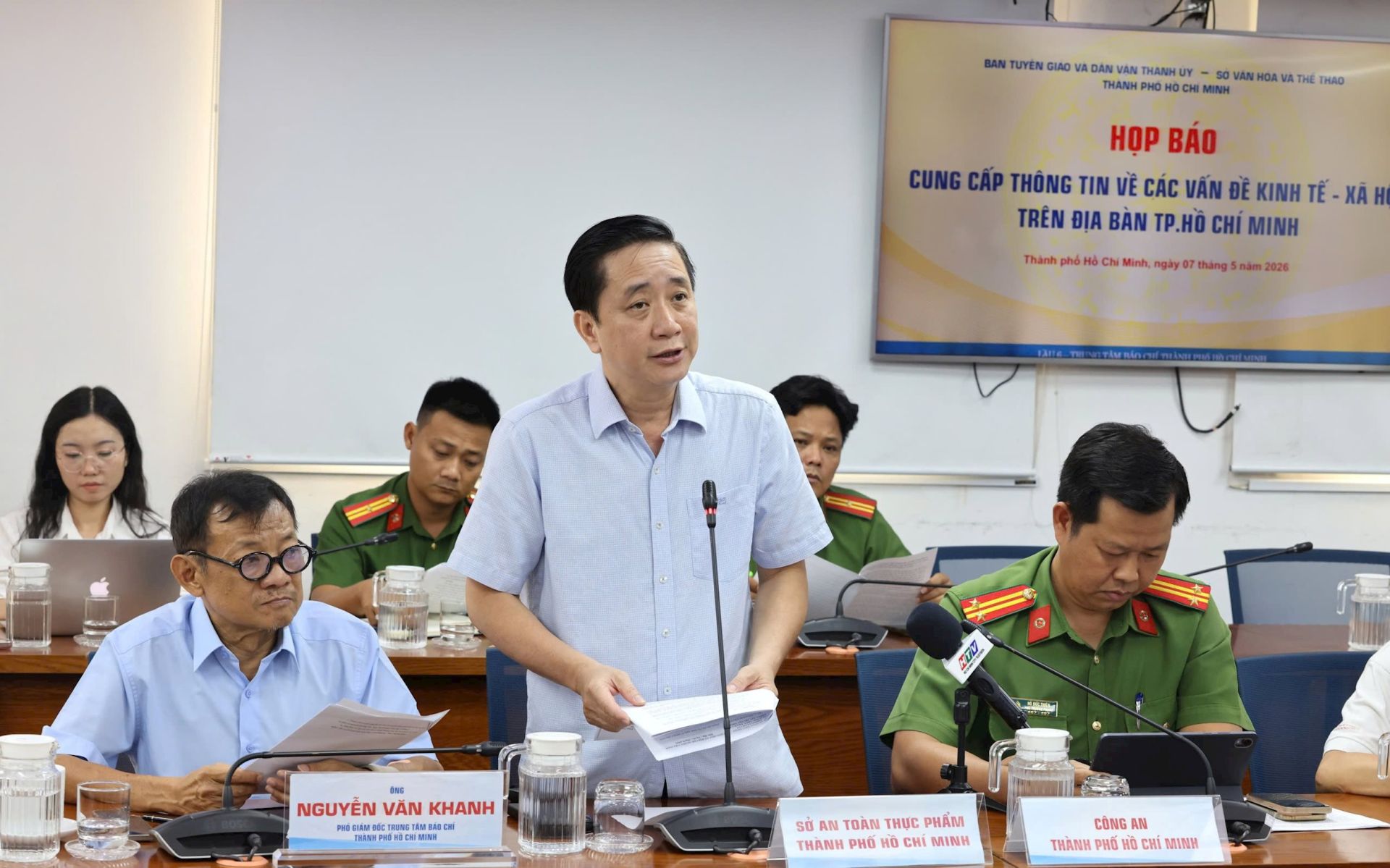 L&atilde;nh đạo Sở An to&agrave;n thực phẩm TP. HCM ph&aacute;t biểu tại họp b&aacute;o