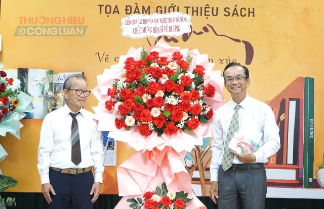 Nhà thơ Nguyễn Nho Khiêm, Chủ tịch Liên hiệp các Hội Văn học - Nghệ thuật TP. Đà Nẵng tặng hoa chúc mừng họa sỹ Vũ Dương. Nhà thơ Nguyễn Nho Khiêm, Chủ tịch Liên hiệp các Hội Văn học - Nghệ thuật TP. Đà Nẵng tặng hoa chúc mừng họa sỹ Vũ Dương.