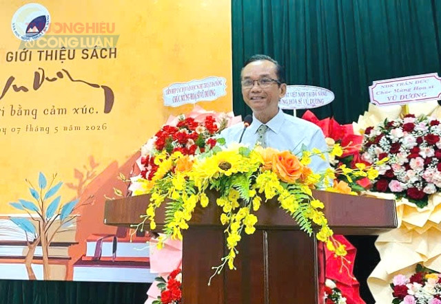 Nhà thơ Nguyễn Nho Khiêm, Chủ tịch Liên hiệp các Hội Văn học - Nghệ thuật TP. Đà Nẵng phát biểu tại buổi ra mắt sách tranh của học sỹ Vũ Dương. Nhà thơ Nguyễn Nho Khiêm, Chủ tịch Liên hiệp các Hội Văn học - Nghệ thuật TP. Đà Nẵng phát biểu tại buổi ra mắt sách tranh của học sỹ Vũ Dương.