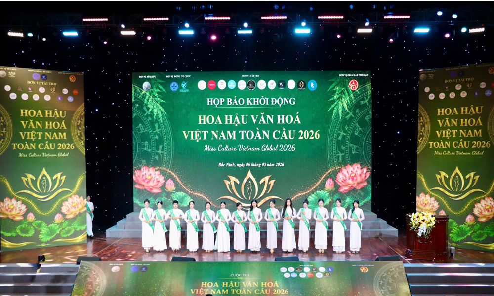 Các thí sinh ra mắt tại cuộc họp báo.