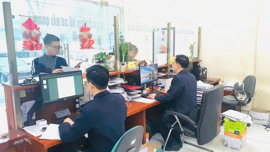 C&ocirc;ng chức Chi cục Hải quan khu vực VI l&agrave;m thủ tục th&ocirc;ng quan cho doanh nghiệp xuất nhập khẩu. Ảnh: CTV
