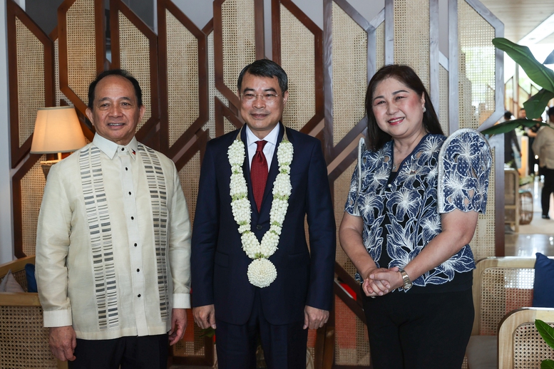 Cố vấn an ninh quốc gia Philippines Eduardo Oban Jr; Thống đốc tỉnh Cebu Pamela Baricuatro đ&oacute;n Thủ tướng L&ecirc; Minh Hưng tại s&acirc;n bay quốc tế Mactan-Cebu của Philippines - Ảnh: VGP/Nhật Bắc