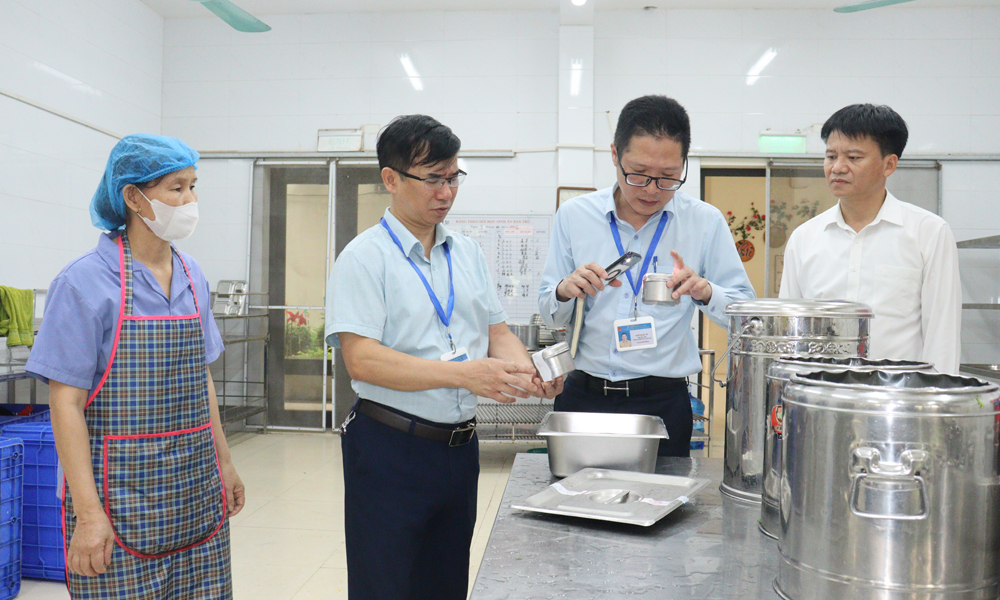 Đoàn liên ngành số 2 kiểm tra công tác lưu mẫu thức ăn tại bếp ăn Trường Tiểu học Đông Thành phân hiệu 2. Đoàn liên ngành số 2 kiểm tra công tác lưu mẫu thức ăn tại bếp ăn Trường Tiểu học Đông Thành phân hiệu 2.