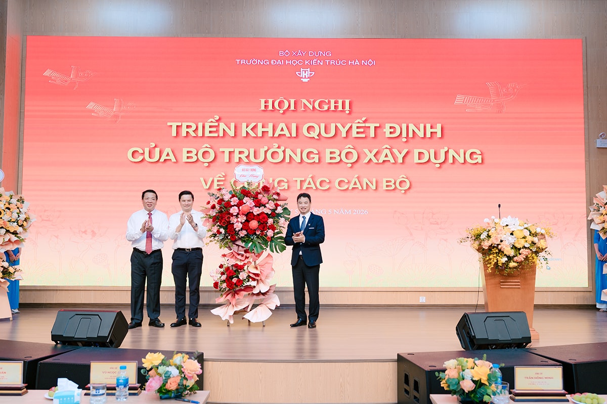 Bộ trưởng Bộ X&acirc;y dựng Trần Hồng Minh tặng hoa ch&uacute;c mừng PGS.TS Vũ Ngọc Anh - t&acirc;n Hiệu trưởng Trường Đại học Kiến tr&uacute;c H&agrave; Nội v&agrave; PGS.TS.KTS. L&ecirc; Qu&acirc;n - nguy&ecirc;n Hiệu trưởng nh&agrave; trường