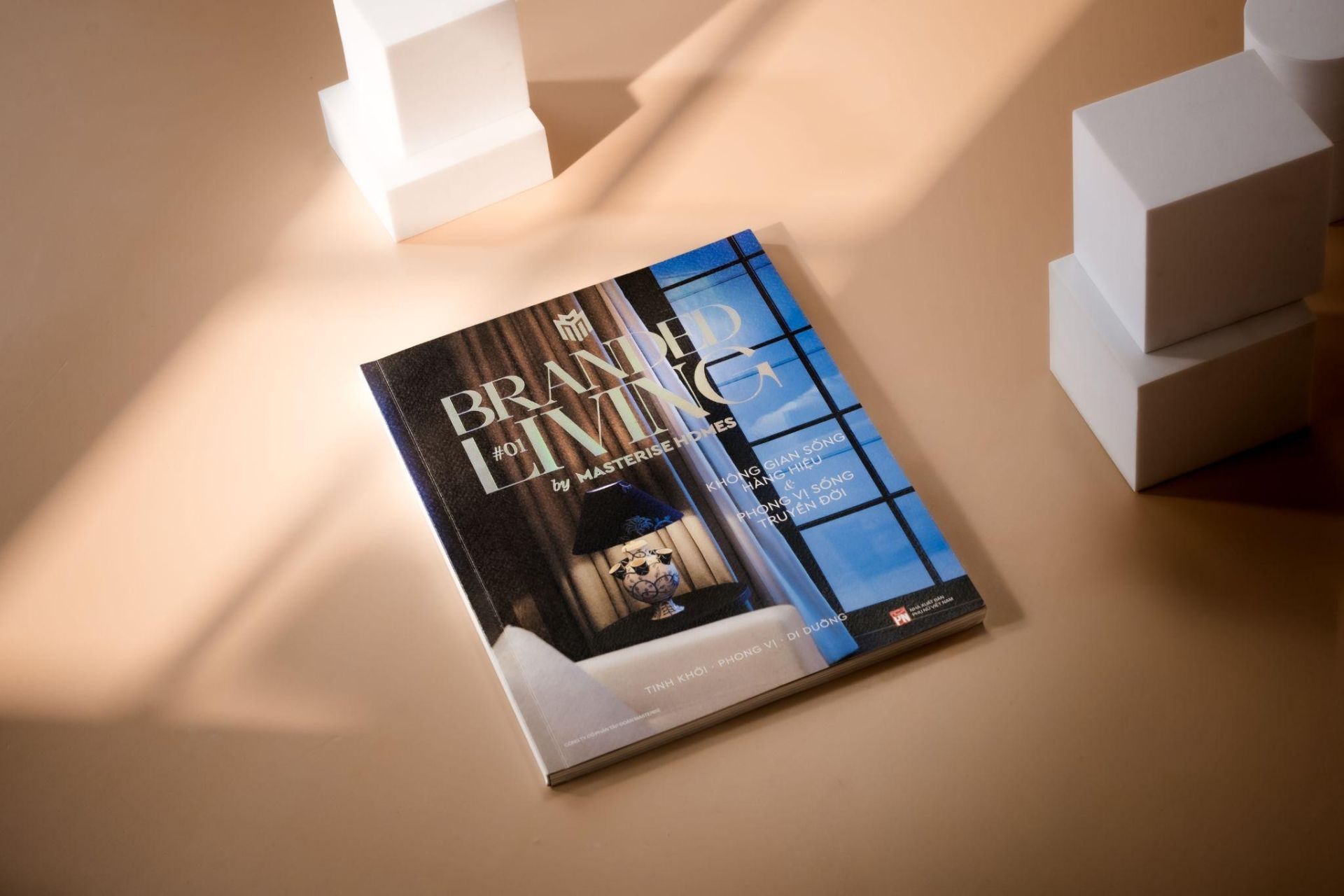Branded Living Magazine đánh dấu bước tiếp nối trong hành trình Masterise Homes chuyển dịch từ theo đuổi chuẩn mực sản phẩm sang định chuẩn sống hàng hiệu. Branded Living Magazine đánh dấu bước tiếp nối trong hành trình Masterise Homes chuyển dịch từ theo đuổi chuẩn mực sản phẩm sang định chuẩn sống hàng hiệu.