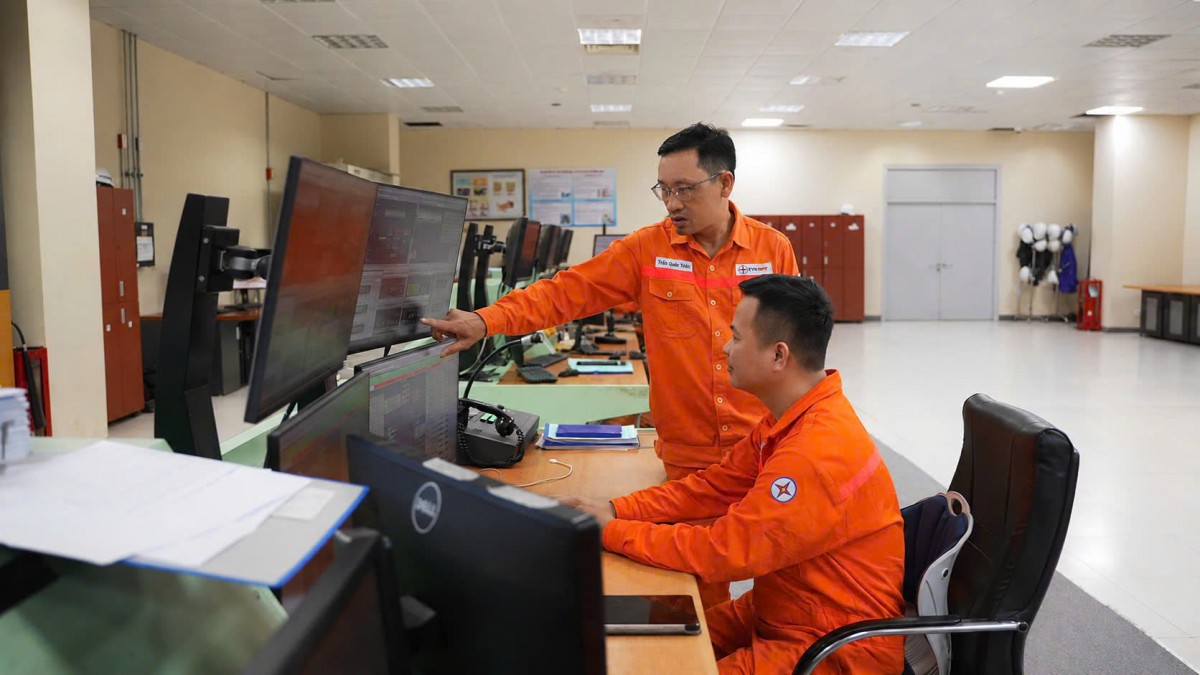 &Ocirc;ng Trần Đăng To&agrave;n - Ph&oacute; Gi&aacute;m đốc trực tiếp chỉ đạo tại Ph&ograve;ng điều khiển trung t&acirc;m