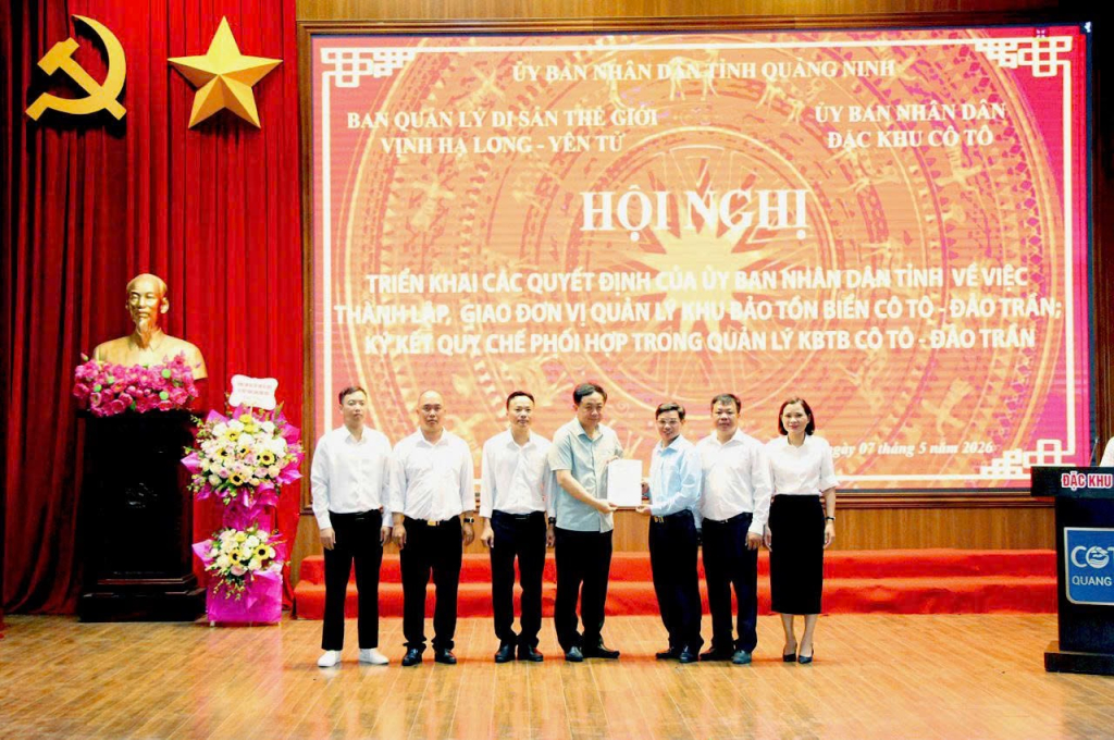 Lãnh đạo Ban Quản lý Di sản thế giới Vịnh Hạ Long - Yên Tử trao quyết định thành lập Đội Quản lý Khu bảo tồn biển Cô Tô - Đảo Trần Lãnh đạo Ban Quản lý Di sản thế giới Vịnh Hạ Long - Yên Tử trao quyết định thành lập Đội Quản lý Khu bảo tồn biển Cô Tô - Đảo Trần