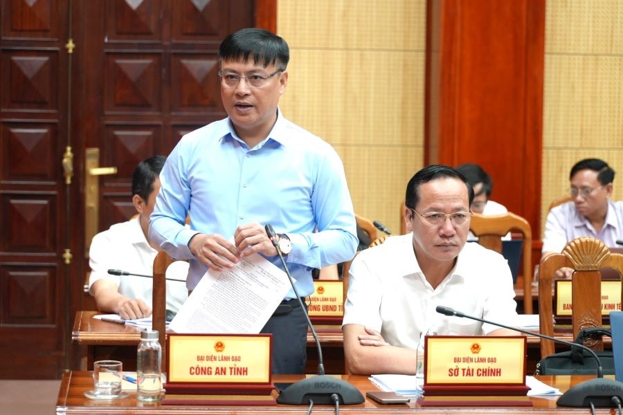 Đồng ch&iacute; Thiếu tướng Nguyễn Thanh Li&ecirc;m, Gi&aacute;m đốc C&ocirc;ng an tỉnh ph&aacute;t biểu tại phi&ecirc;n họp