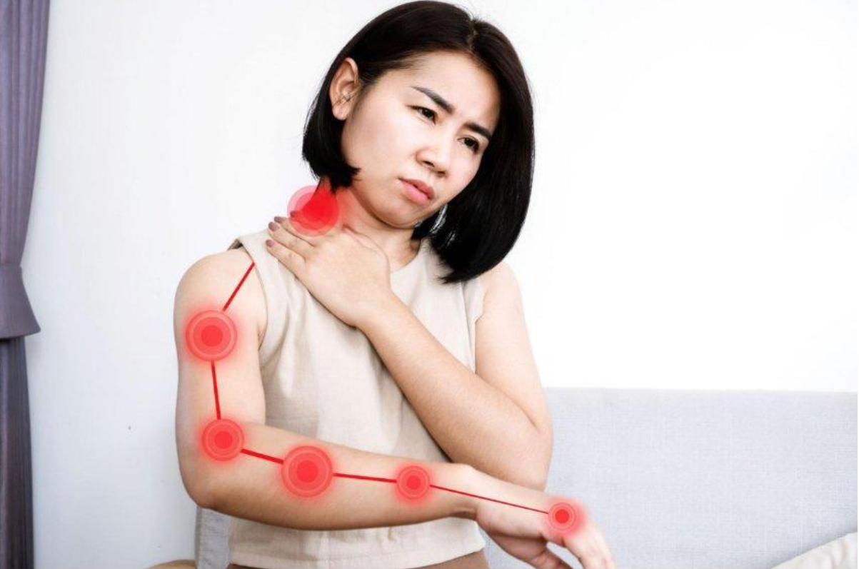 Đau cổ vai g&aacute;y lan xuống c&aacute;nh tay, b&agrave;n ng&oacute;n tay l&agrave; biểu hiện cảnh b&aacute;o tho&aacute;t vị đĩa đệm cổ C3 C4 ch&egrave;n &eacute;p rễ d&acirc;y thần kinh nặng