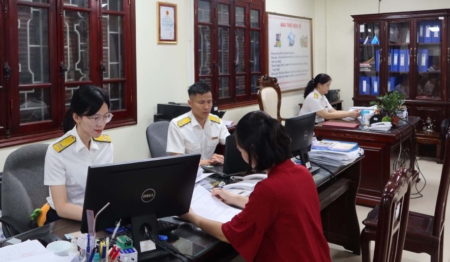 Hoạt động nghiệp vụ của c&ocirc;ng chức Thuế tỉnh Cao Bằng. Ảnh: KT