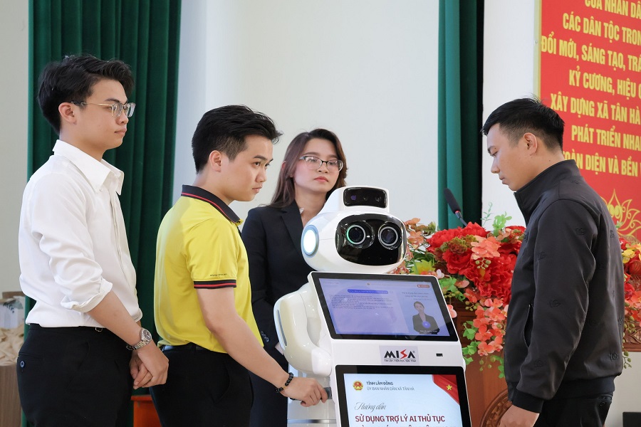 X&atilde; T&acirc;n H&agrave; L&acirc;m H&agrave;, tỉnh L&acirc;m Đồng đưa v&agrave;o vận h&agrave;nh Robot Al tại Trung t&acirc;m Phục vụ h&agrave;nh ch&iacute;nh c&ocirc;ng
