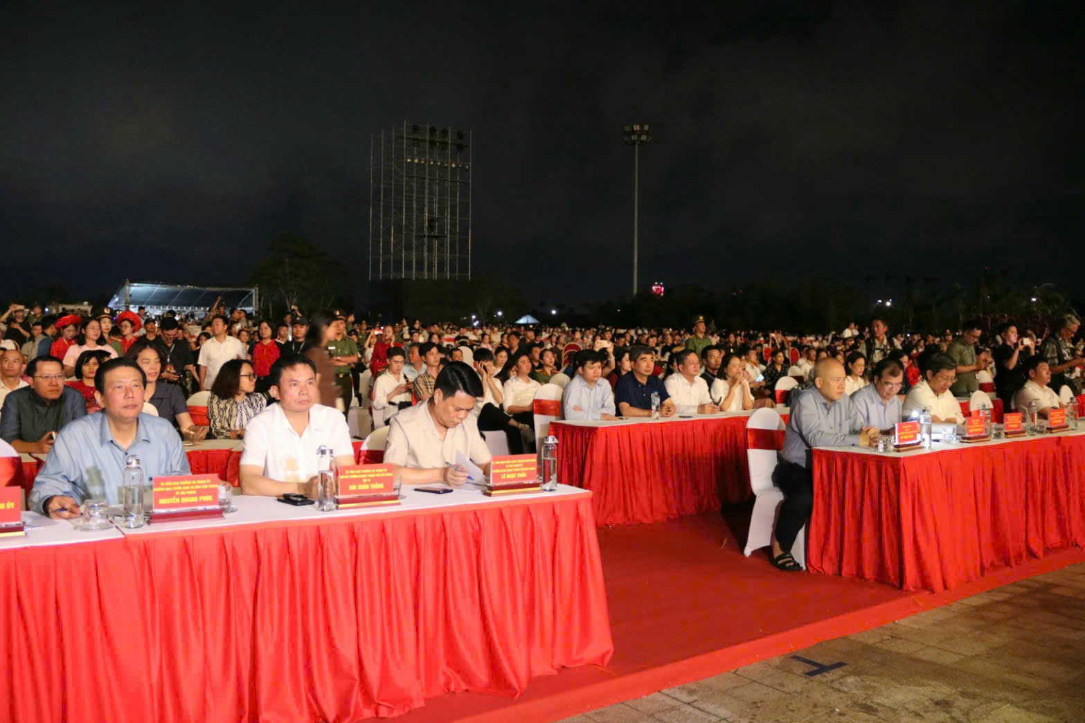 C&aacute;c đồng ch&iacute; l&atilde;nh đạo tham dự chương tr&igrave;nh.