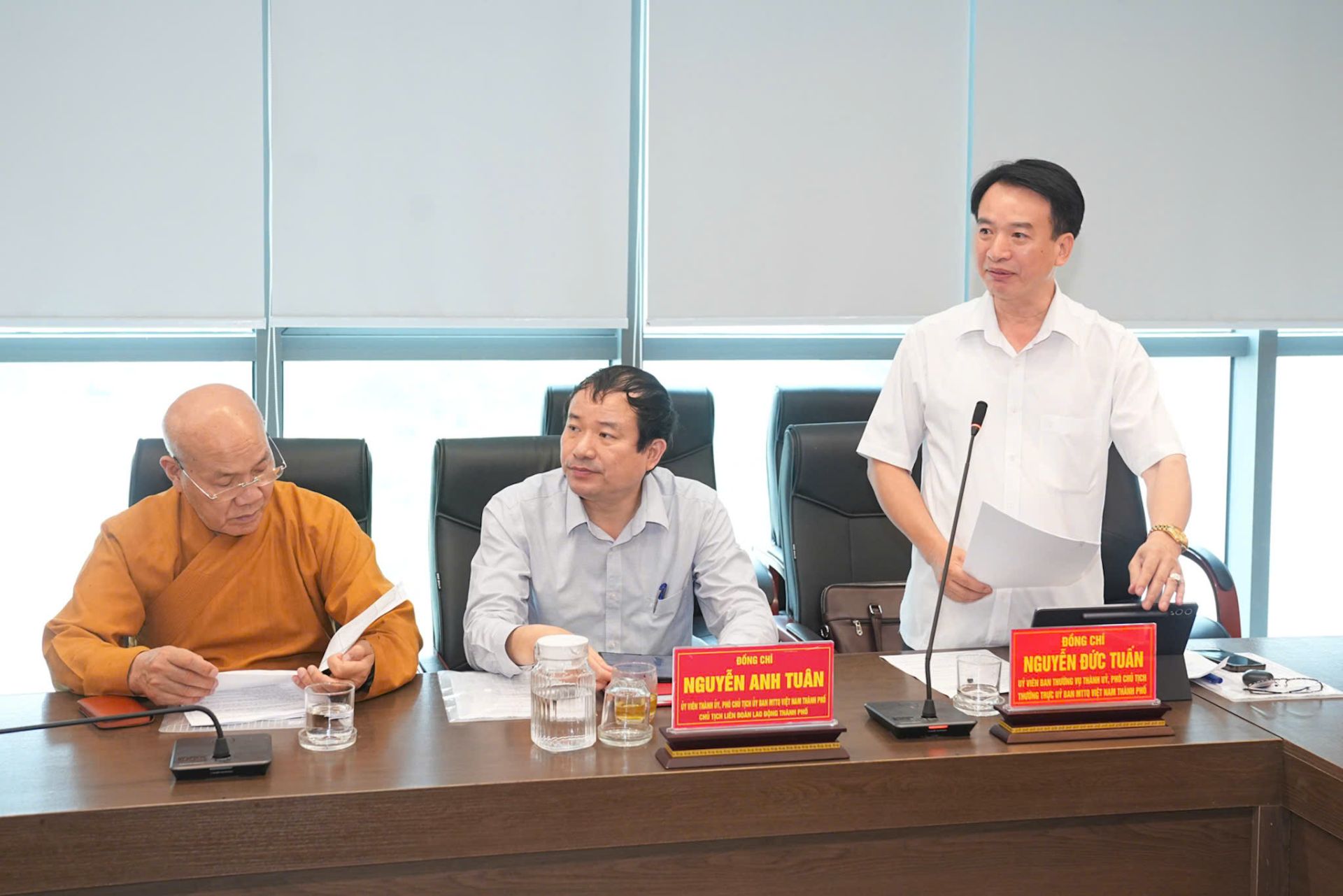 Đồng chí Nguyễn Đức Tuấn, Ủy viên Ban Thường vụ Thành ủy, Phó Chủ tịch Thường trực Ủy ban MTTQ Việt Nam thành phố báo cáo về việc tham dự Đại hội Đồng chí Nguyễn Đức Tuấn, Ủy viên Ban Thường vụ Thành ủy, Phó Chủ tịch Thường trực Ủy ban MTTQ Việt Nam thành phố báo cáo về việc tham dự Đại hội
